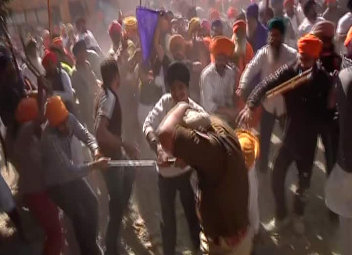 police Clash: ਵਾਰਿਸ ਪੰਜਾਬ ਦੇ' ਜਥੇਬੰਦੀ ਦੇ ਮੁਖੀ ਭਾਈ ਅੰਮ੍ਰਿਤਪਾਲ ਸਿੰਘ ਦੇ ਸਮਰਥਕਾਂ ਅਤੇ ਪੁਲਿਸ ਵਿਚਾਲੇ ਝੜਪ ਹੋ ਗਈ ਹੈ।