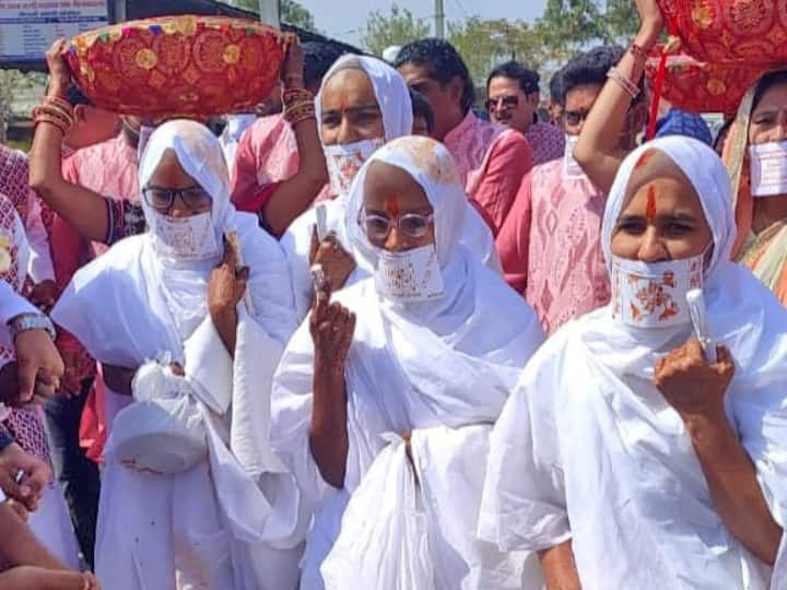 four women left worldly life and took for the first time to take Jain Diksha In Ajmer in Bijainagar of Ajmer ANN Rajasthan: दुल्हन की तरह सजकर आईं और दीक्षा लेकर साध्वी बनीं चार महिलाएं, देखते रह गए लोग