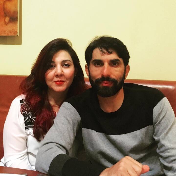 पाकिस्तान के पूर्व कप्तान मिस्बाह उल हक ने लंबे वक़्त तक पाकिस्तान की कप्तानी की है. मिस्बाह ने 2004 में उज़्मा खान से शादी की थी. उज़्मा खूबसूरती के मामले में किसी मॉडल से कम नहीं हैं. मिस्बाह अक्सर उनके साथ सोशल मीडिया पर तस्वीरें शेयर करते हैं. (फोटो सोर्स- इंस्टाग्राम)