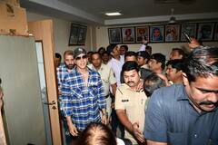 Akshay Kumar Photos: इंटरनेशनल ड्राइविंग लाइसेंस के लिए आरटीओ ऑफिस पहुंचे अक्षय कुमार, कूल लुक में हुए स्पॉट