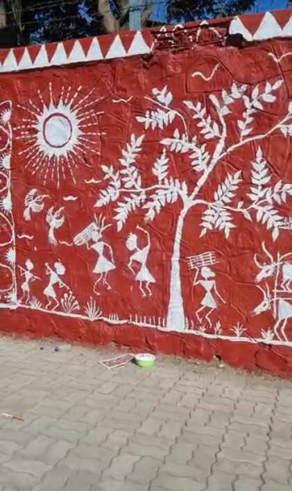 यावेळी 120 महिलांनी अवघ्या सहा तासात ही चित्रकला साकारत विश्वविक्रमाला गवसणी घातली.