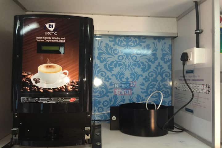 हमसफर ट्रेन के हर कैबिन में कॉफी/टी/सूप वेंडिंग मशीन और हॉट व रेफ्रिजरेटेड पेंट्री साथ कई और फैसिलिटी हैं. यह ट्रेन CCTV, GPS बेस्ट पैसेंजर इन्फॉर्मेशन सिस्टम, फायर एंड स्मोक डिटेक्शन और सुपरविजन सिस्टम से लैस है. इसकी हर बर्थ में लैपटॉप चार्जिंग प्वॉइंट भी मौजूद होता है. यहां तक की साइड बर्थ में भी चार्जिंग पॉइंट्स बनाए गए हैं.