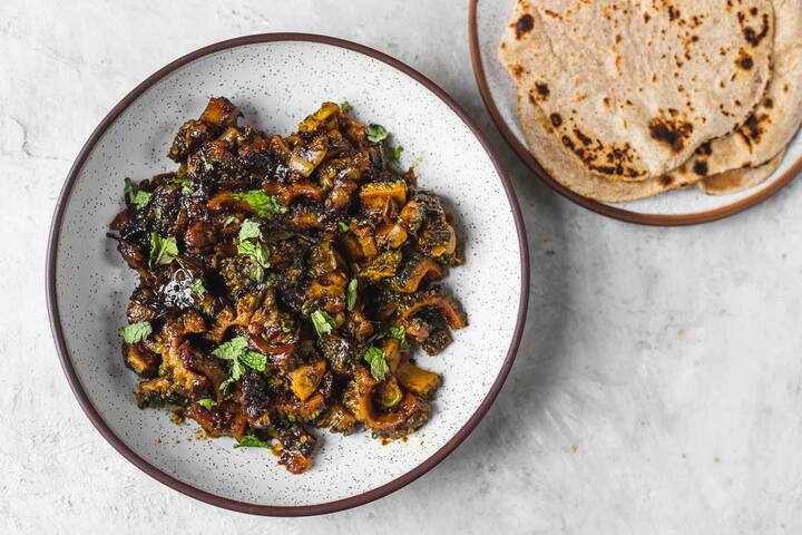 பலரும் பாகற்காய் கசப்பாக இருப்பதால் அதை தவிர்க்க நினைக்கின்றனர். இப்படி கசப்பாக இருக்கும் பாகற்காயை கசப்பு இல்லாமல் எப்படி செய்யலாம் என்று பார்க்கலாம்.