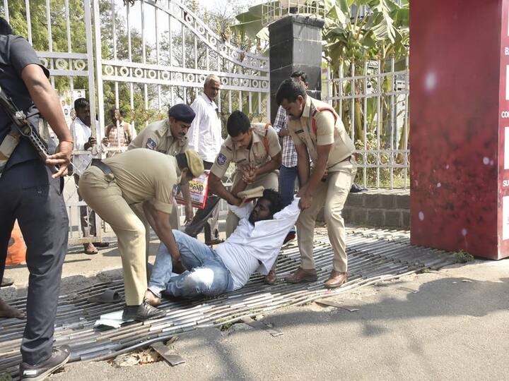 ABVP Activists Arrest: పీజీ వైద్య విద్యార్థిని ప్రీతి ఆత్మహత్యాయత్నంతో ఏబీవీపీ ఆధ్వర్యంలో విద్యార్థులు కేఎంసీ ఎదుట ఆందోళన చేపట్టారు. పోలీసులు వీరిని చెదరగొట్టి పలువురిని అరెస్ట్ చేశారు.