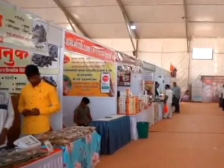 लोकोत्सवातील विविध स्टाॅल्स उभारण्यात आले असून तेथून मोठी उलाढाल होत आहे.