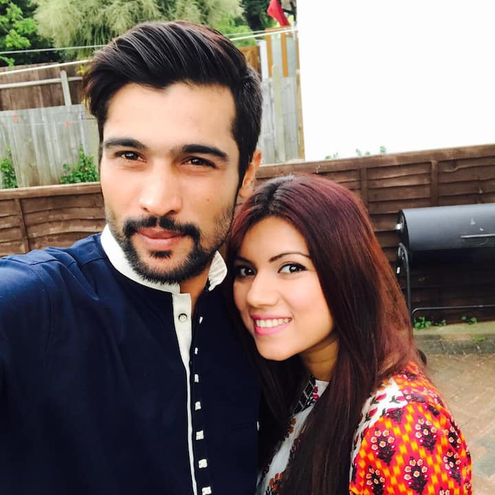 पाकिस्तान के लीजेंड तेज़ गेंदबाज़ मोहम्मद आमिर अपनी शानदार गेंदबाज़ी के लिए काफी मशहूर हैं. लेकिन अक्सर उनकी वाइफ नरजिस के बारे में भी बातें होती रहती हैं. आमिर ने सितंबर 2014 में नरजिस से शादी की थी. नरजिस अपनी खूबसूरती से लोगों को दीवाना बना लेती हैं. आमिर की पत्नी काफी खूबसूरत हैं. (फोटो सोर्स- इंस्टाग्राम)