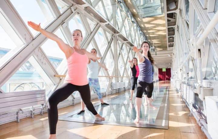 टॉवर ब्रिज ग्लास वॉकवे, लंदन: थेम्स रिवर से 42 मीटर की ऊंचाई पर बना टॉवर ग्लास ब्रिज पर्यटकों के लिए सबसे पहले 1982 में खोला गया था. ब्रिज से आप लंदन के खूबसूरत नजारों का आनंद ले सकते हैं. लंदन घूमने जा रहे हैं तो एक बार ब्रिज देखने जरूर जाएं.,