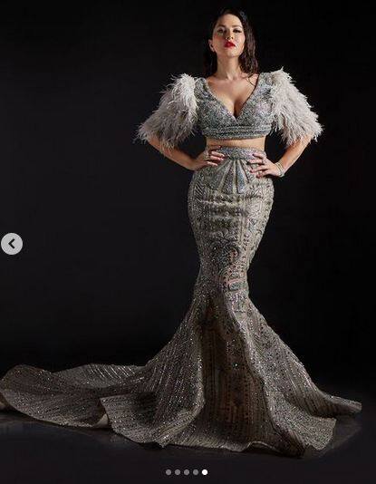 ਸੰਨੀ ਲਿਓਨ ਸੋਸ਼ਲ ਮੀਡੀਆ 'ਤੇ ਆਪਣੀ ਹੌਟਨੈੱਸ ਫੈਲਾਉਂਦੀ ਰਹਿੰਦੀ ਹੈ। ਉਸ ਦੀ ਇੱਕ ਝਲਕ ਲਈ ਪ੍ਰਸ਼ੰਸਕ ਦੀਵਾਨੇ ਬਣੇ ਹੋਏ ਹਨ।