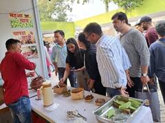 दिल्ली में बस्तरिया फूड का लुफ्त उठा रहे लोग, दो दिन में  बिक गई 20 KG चींटी की चटनी