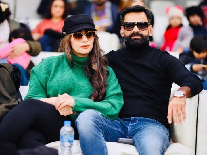 प्रोफेसर के नाम से मशहूर पूर्व पाकिस्तानी खिलाड़ी मोहम्मद हफीज़ की निजी ज़िंदगी को लेकर अक्सर बातें की जाती हैं. हफीज़ ने 2007 में नाज़िया हफीज़ से शादी की थी. हफीज़ की पत्नी नाज़िया किसी एक्ट्रेस या मॉडल से कम नहीं हैं. उनकी खूबसूरती को लेकर अक्सर चर्चाएं होती रहती हैं. (फोटो सोर्स- इंस्टाग्राम)