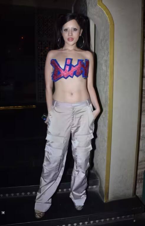 ਟੀਵੀ ਅਦਾਕਾਰਾ ਅਤੇ ਸੋਸ਼ਲ ਮੀਡੀਆ ਸਨਸਨੀ ਉਰਫੀ ਜਾਵੇਦ ਨੂੰ ਆਪਣੇ ਫੈਸ਼ਨ ਨਾਲ ਕਿਸੇ ਨੂੰ ਹੈਰਾਨ ਨਹੀਂ ਕਰਨਾ ਚਾਹੀਦਾ, ਅਜਿਹਾ ਨਹੀਂ ਹੋ ਸਕਦਾ। ਉਹ ਇੱਕ ਵਾਰ ਫਿਰ ਆਪਣੇ ਨਵੇਂ ਲੁੱਕ ਨਾਲ ਲਾਈਮਲਾਈਟ ਵਿੱਚ ਆ ਗਈ ਹੈ।