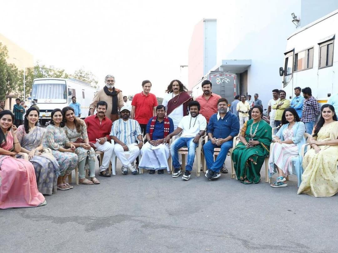 The third shedule shooting of Chandramukhi 2 wrapped Chandramukhi2: 'చంద్రముఖి 2' షూటింగ్ అప్డేట్ - సెట్స్‌లో సందడి చేసిన లారెన్స్ అండ్ టీమ్