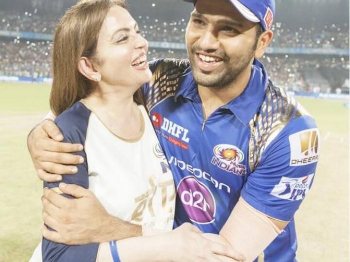 मुंबई इंडियंस ने साल 2013 में पहली बार आईपीएल खिताब जीता था. उस वक्त टीम के कप्तान रोहित शर्मा थे. नीता अंबानी ने फाइनल में जीतने के बाद कप्तान रोहित शर्मा को गले से लगा लिया था. यह फोटो इंटरनेट पर काफी वायरल हुआ था. (फोटो क्रेडिट- सोशल मीडिया)