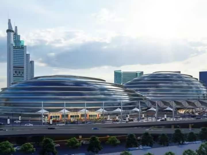 साल 2022 के दौरान केंद्र सरकार ने नई दिल्ली रेलवे स्टेशन को डेवलपमेंट का डिजाइन पेश किया था. रेलवे की ओर से जानकारी दी गई थी कि इस रेलवे स्टेशन को डेवलप करने के लिए 4,700 करोड़ रुपये का खर्च आएगा. यहां 3.6 मिलियन पैसेंजर सफर करते हैं.