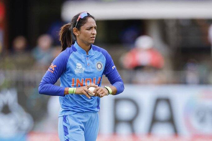 हरमनप्रीतने 34 चेंडूत 52 धावांची खेळी केली. हरमनप्रीतने आपल्या खेळीदरम्यान एक षटकार आणि सहा चौकार लगावले. हरमनप्रीत कौर आणि जेमिमा या दोघींनी चौथ्या विकेटसाठी 41 चेंडूत 69 धावांची भागिदारी केली. ऋचा घोषला या सामन्यात मोठी खेळी करता आली नाही. ऋचा घोष 14 धावा काढून तंबूत परतली. भारत सामना जिंकेल असे वाटत असतानाच हरमनप्रीत आणि ऋचा एकापाठोपाठ एक बाद झाल्या, त्यामुळे सामन्यात ऑस्ट्रेलिायने पुनरागमन केले.