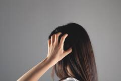 महंगे ट्रीटमेंट छोड़िए...कपूर का तेल लगाएं और बालों की इन 6 समस्याओं में राहत पाएं