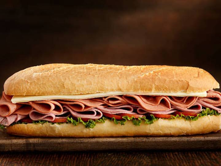 ग्रिल को मध्यम से पहले गरम करें.ग्रिल पर, सॉसेज को बीच-बीच में घुमाते हुए तब तक पकाएँ जब तक कि वह पक न जाए.  लगभग 10 से 12 मिनट का समय लगेगा.आंच से उतार कर एक प्लेट में रखें.यदि वांछित हो, तो ग्रिल पर बैगुएट स्लाइस को कुछ मिनट के लिए टोस्ट करने के लिए टॉस करें.