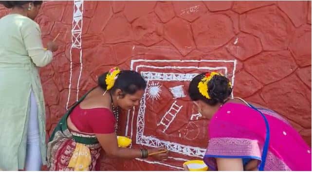 यासाठी पालघरमधील 'द धवलेरी ग्रुप'च्या सहा महिला चित्रकार औरंगाबाद इथे गेल्या होत्या.