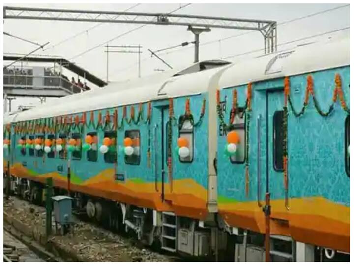 दिव्यांग लोगों को बर्थ और कोच ढूंढने में परेशानी न हो, इसके लिए इसमें ब्रेल लिपि में बर्थ और कोच नंबर लिखा रहता है. ट्रेन में बर्थ वाइज रीडिंग लाइट की सुविधा उपलब्ध है. ऊपर के बर्थ पर चढ़ने, उतरने के लिए सीट हैंडल लगा है. सभी कोच में अग्नि निरोधक यंत्र व पर्दा लगाया गया है.