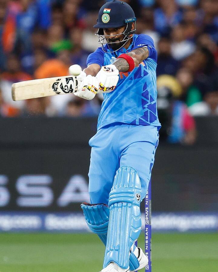 भारतीय टीम के स्टार बल्लेबाज़ केएल राहुल इन दिनों अपने करियर के खराब दौर से गुज़र रहे हैं. खराब फॉर्म के चलते फैंस और कई पूर्व खिलाड़ी उनकी अलोचना कर रहे हैं. इन दिनों खेली जा रही बॉर्डर-गावस्कर ट्रॉफी में राहुल अब तक बिल्कुल फ्लॉप दिखाई दिए हैं. (फोटो सोर्स- इंस्टाग्राम)