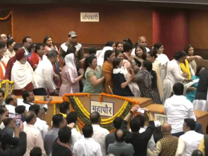 Delhi Mayor Election aap and bjp Women councillors clash ballot box thrown in front of mayor latest video of MCD ruckus Delhi Mayor Election: महिला पार्षदों में धक्कामुक्की, मेयर के सामने बॉक्स उठाकर पटका, देखें MCD हंगामे का ताजा वीडियो