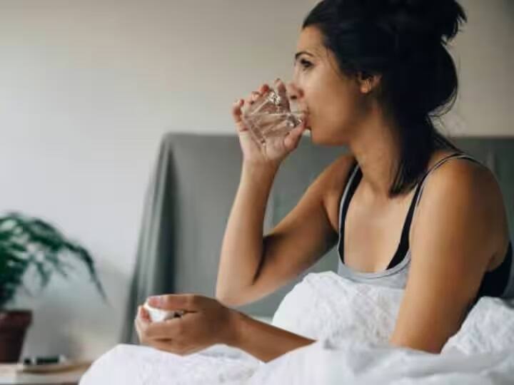 Health is drinking water before bed is healthy or bad know full details Health Tips: સૂતા પહેલા પાણી પીવું યોગ્ય કે અયોગ્ય? સાવધાન ક્યાંક આ ગંભીર બીમારીના ન બની જાવ શિકાર