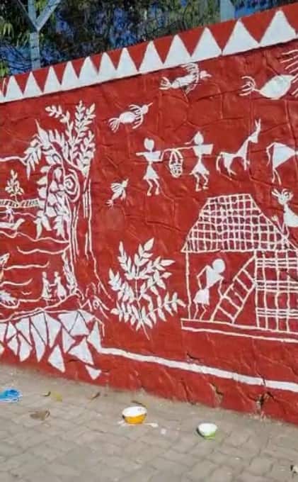 456 फूट लांब आणि सात फूट उंच अशा 3200 चौरस मीटरच्या भिंतीवर लार्जेस्ट वारली पेंटिंग साकारण्यात आली.