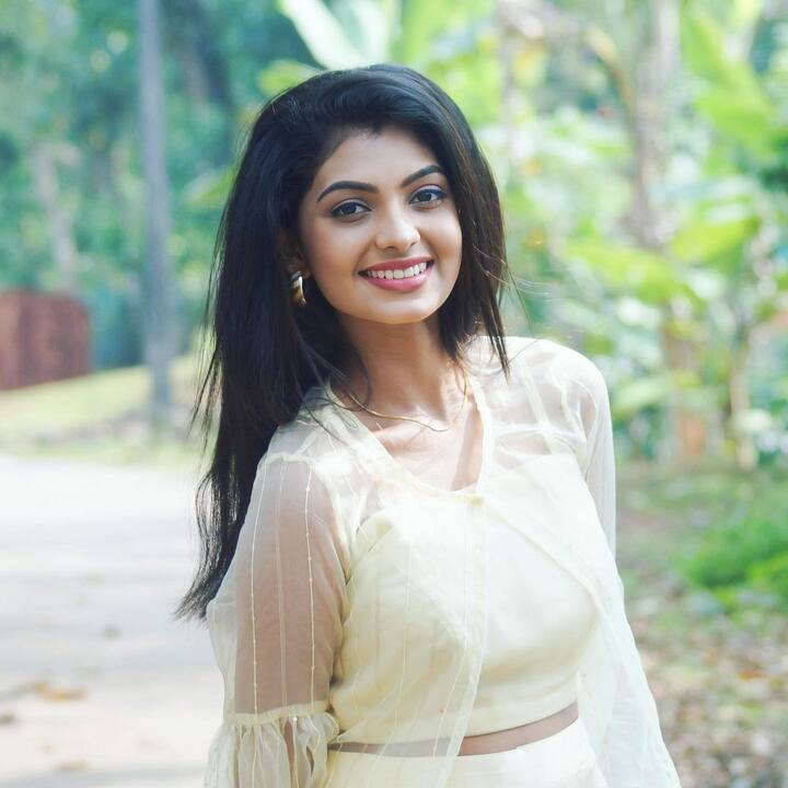 కన్నడకి చెందిన ఈ ముద్దుగుమ్మ పేరు ఇంచర శెట్టి. గృహలక్ష్మి సీరియల్ లో తులసి కూతురు దివ్యగా ఎంట్రీ ఇచ్చింది.  Image Credit: Inchara Shetty/ Instagram