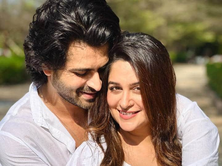 Dipika Kakar gave surprise to husband Shoaib Ibrahim on 5th marriage anniversary watch video here ‘टू बी मॉम’ Dipika Kakar ने मैरिज एनिवर्सरी पर पति को दिया रोमांटिक सरप्राइज, कपल ने यूं मनाया अपना स्पेशल डे