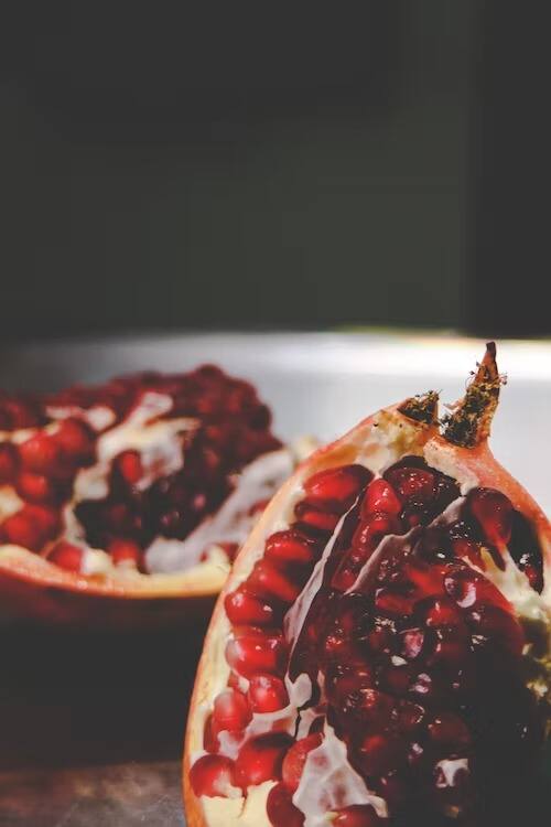 लहान मुलांपासून ते वृद्ध व्यक्तींपर्यंत सर्वांनाच डाळिंब खायला आवडतं. डाळिंब केवळ चवीनेच नाही तर आरोग्यासाठीही फायदेशीर आहे.