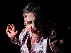 इस देश में जॉम्बी बन रहे हैं लोग...सड़क पर इस हालत में चलते हुए आए नजर