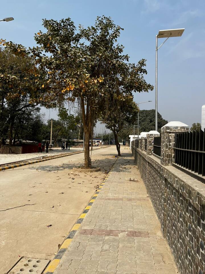 नव परिवहन कांपलेक्स को जगदेव पथ के पास बेली रोड से जोड़ने के लिए 18 मीटर लंबी सड़क का निर्माण कार्य भी चल रहा है. (फोटो- Vishal Raja, @Patna_beauty_)