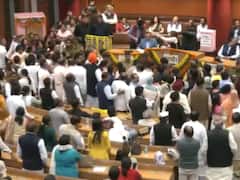 दिल्ली मेयर चुनाव: 'इंतहा हो गई इंतज़ार की', फ्रूट्स, बोतल, बैलेट बॉक्स...जो मिला सब फेंका, महिला सदस्यों संग धक्कामुक्की, रातभर क्या हुआ | जानें यहां