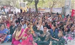 Solapur Anganwadi Sevika Agitation : आधी थाळीनाद, मग लाटणे दाखवले, आता चटणी भाकर खात आंदोलन; अंगणवाडी सेविकांचा एल्गार
