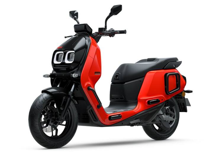 याशिवाय ही स्कूटर रायडर्सना सपोर्ट देण्यासाठी आणि राइडिंग पोझिशन सुधारण्यासाठी डिझाइन करण्यात आली आहे. कंपनीच्या दाव्यानुसार, ही स्कूटर त्याच्या सेगमेंटमधील सर्वात रुंद सीटसह सादर करण्यात आली आहे. जी रायडरला अधिक आराम देण्याचे काम करते. यामध्ये दिलेला फ्रंट फूड पेग स्कूटर सेगमेंटमध्ये पहिल्यांदाच दिसला आहे.