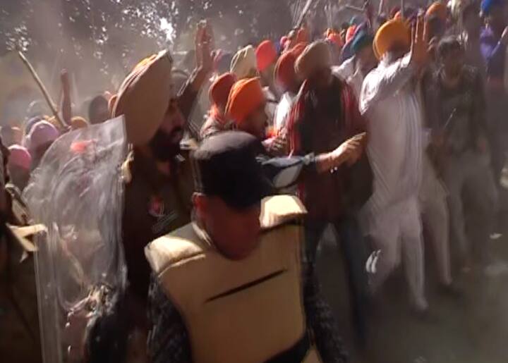 ਅੱਜ ਸਵੇਰ ਤੋਂ ਹੀ ਅਜਨਾਲਾ ਸ਼ਹਿਰ ਨੂੰ ਪੁਲਿਸ ਛਾਉਣੀ ਵਿੱਚ ਤਬਦੀਲ ਕਰ ਦਿੱਤਾ ਗਿਆ ਹੈ। ਸੀਨੀਅਰ ਪੁਲਿਸ ਅਧਿਕਾਰੀ ਖੁਦ ਇੱਥੇ ਹਾਜ਼ਰ ਹਨ।