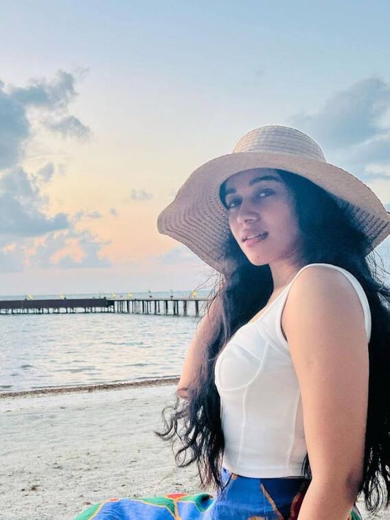 மாலத்தீவுகளில் கோப்ரா பட நாயகி மிருணாளினி!