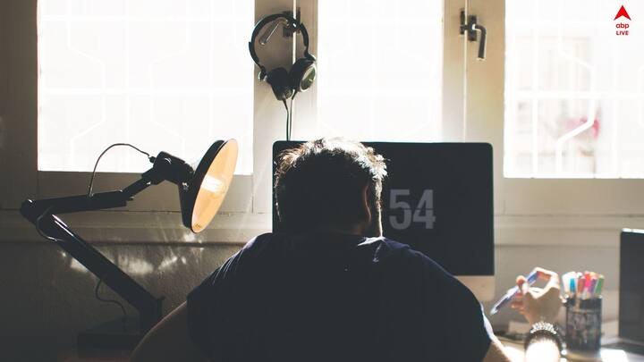 ওয়ার্ক ফর্ম অফিস চলাকালীন জানলা বন্ধ করে রাখবেন না, বাইরের আলো বাতাস ঘরে ঢুকতে দিন।