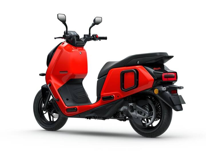 ही इलेक्ट्रिक स्कूटर 120 किमी पर्यंत (इको मोडवर) पूर्ण चार्ज राइडिंग रेंज देण्यास सक्षम आहे आणि तिचा टॉप स्पीड 90 किमी/तास आहे. इंडी ई-स्कूटर तीन राइडिंग मोडमध्ये उपलब्ध आहे (इको, राइड आणि रश मोड).