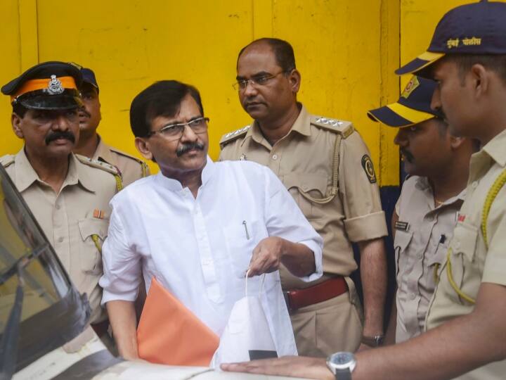 Shiv Sena Symbol Row Sanjay raut Case filed defamation of CM Eknath Shinde son shrikant shinde Maharashtra Politics: फंसे Sanjay Raut, FIR दर्ज, CM शिंदे के बेटे पर हत्या की साजिश का आरोप लगाना पड़ा महंगा