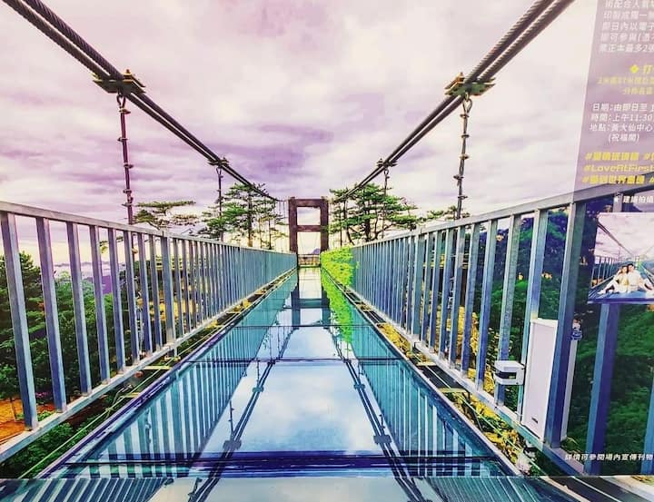 ग्लास लव ब्रिज , वियतनाम: यह ग्लास ब्रिज वियतनाम के दाई एम वॉटरफॉल, मॉक चाऊ ड्रिस्ट्रिक्ट में हैं. आपको बता दें कि इस ब्रिज पर 5D तकनीक से काम किया गया है. ब्रिज दुनिया के हाई टेक ब्रिज में शुमार हैं. आपको ब्रिज पर 5D इफेक्ट देखने को मिल जाएगा.