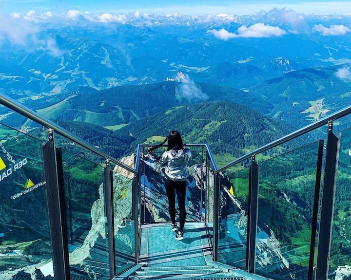 डैचस्टीन स्काईवॉक ग्लास ब्रिज , ऑस्ट्रिया: डैचस्टीन स्काईवॉक ग्लास ब्रिज ऑस्ट्रिया के साल्ज़बर्ग में स्थित है. 2013 में खोला गया यह ग्लास ब्रिज डैचस्टीन ग्लेशियर के चार पर्यटक आकर्षणों में से एक है, जो यूनेस्को की विश्व धरोहर स्थल भी है. इस ग्लास ब्रिज से आप चेक गणराज्य और स्लोवेनिया के सभी तरह के सबसे शानदार दृश्य देख सकते हैं.