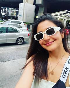 Anushka Sharma Pics: बैंकॉक की सड़कों पर सेल्फी लेती नजर आईं अनुष्का शर्मा, तस्वीरें शेयर कर बोलीं - 'ये यहां की बेस्ट चीज है'