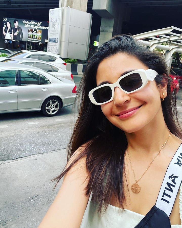 तस्वीरों में एक्ट्रेस बैंकॉक की सड़कों पर घूमती हुई सेल्फी ले रही हैं. अपनी पोस्ट के कैप्शन में उन्होंने लिखा कि, ‘बैंकॉक की इस ट्रिप में कुछ खास नहीं किया..इसलिए बैंकॉक की सबसे फेमस चीजों में से एक - ट्रैफिक के साथ मेरी सेल्फी है..’