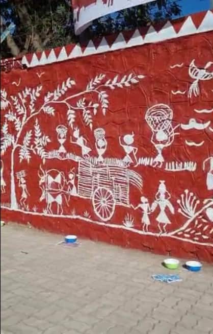 या चित्रात वारली महिलेचे आयुष्य, लग्नापासून ते मृत्यूपर्यंतचे पारंपरिक, दैनंदिन जीवन, विविध विधी दर्शवण्यात आलं आहे.