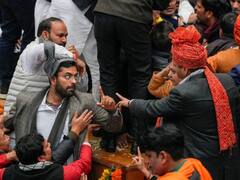 Delhi Mayor Election: दिन में चुना मेयर, रात में कुर्सी, बोतल से लेकर धक्कामुक्की तक...खूब हुआ हंगामा, तस्वीरों में देखें सब