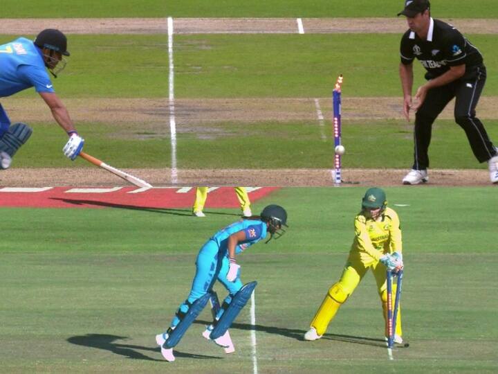 Women's T20 World Cup 2023 Harmanpreet Kaur's bizarre run out reminds MS Dhoni of WC 2019 Semi-Final social media reactions Harmanpreet Kaur Run-Out: सेमीफाइनल में रनआउट हुईं हरमनप्रीत, फैंस को याद आए धोनी, जानिए क्या है दोनों के बीच कनेक्शन