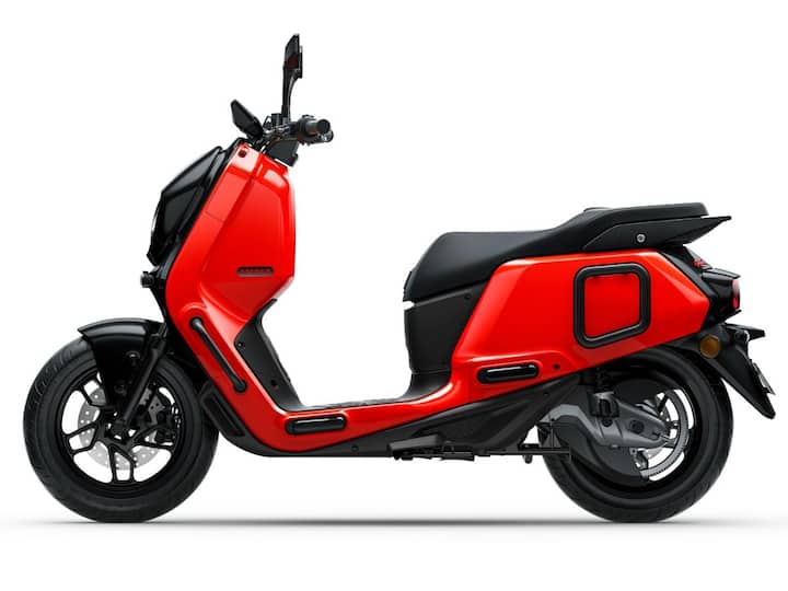 डिझाइनच्या बाबतीत, याला सिग्नेचर ट्विन बीम हेडलॅम्प आणि एक टेल लॅम्प देण्यात आला आहे. ज्यामुळे ती इतर स्कूटर्सपेक्षा वेगळी आहे. तसेच यात असलेल्या  क्लिप-ऑन हँडलबार चांगल्या ग्रीपसह ही हाताळणीस चांगली स्थिरता देते. ज्यामुळे स्कूटर पडल्यास ई-स्कूटर पॅनेलचे संरक्षण करण्यासाठी देखील कार्य करते.