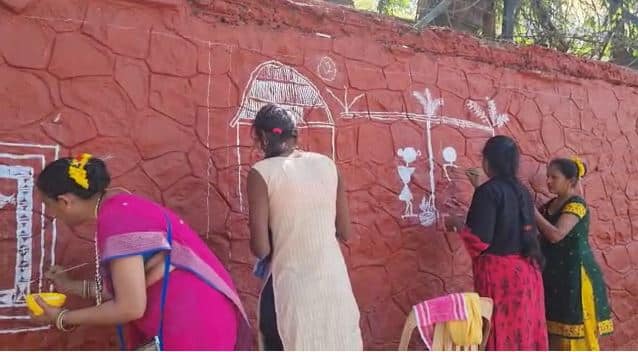 G-20 परिषदेचा मान औरंगाबाद शहराला मिळाल्यानंतर, औरंगाबाद महापालिकेने वारली पेंटिंग काढण्याचे ठरवले.