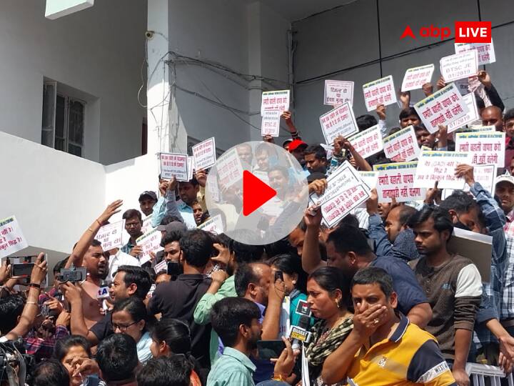VIDEO: Police lathi charge on BTSC candidates in Patna Protest over 4-year-old Reinstatement Students is in custody VIDEO: पटना में BTSC कैंडिडेट्स पर बरसी पुलिस की लाठी, 4 साल पुरानी बहाली को लेकर प्रदर्शन, हिरासत में छात्र